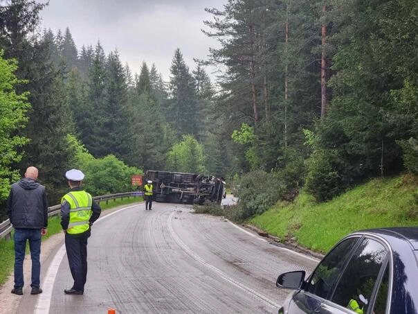 Teška saobraćajna nesreća kod Olova, obustavljen saobraćaj